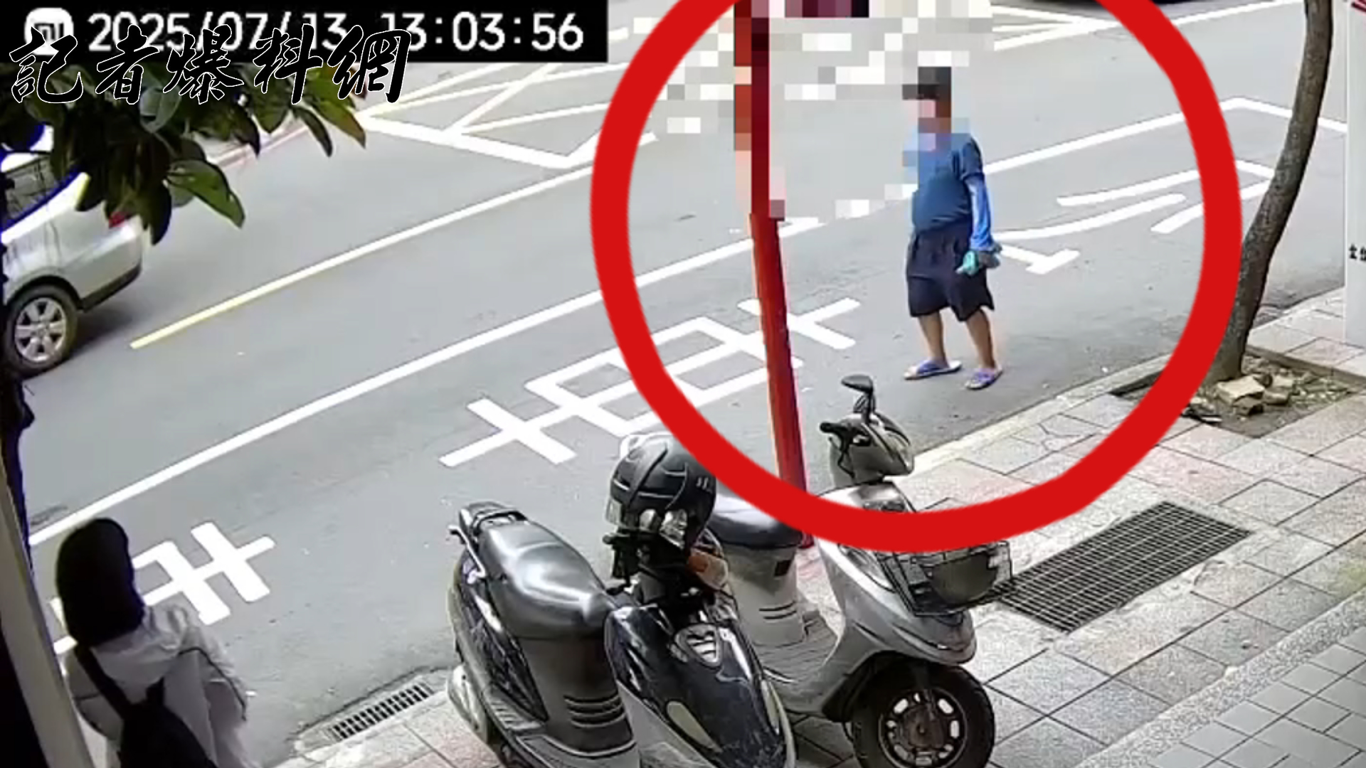 ▲65歲李姓男子下午13時許手持水果刀行走於永和竹林路，沿途揮舞手中刀刃，引發路人恐慌。(翻攝畫面)