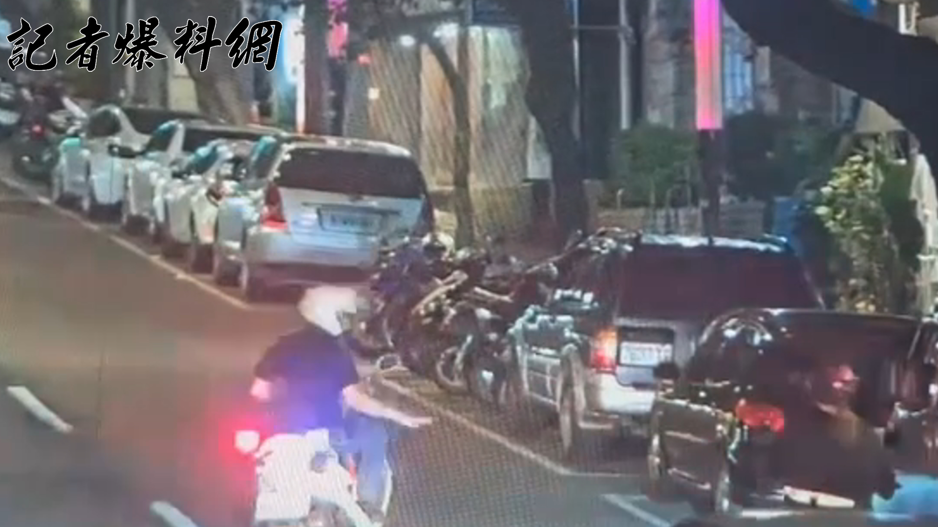 ▲員警隨即將郭女攔停盤查。（翻攝畫面）