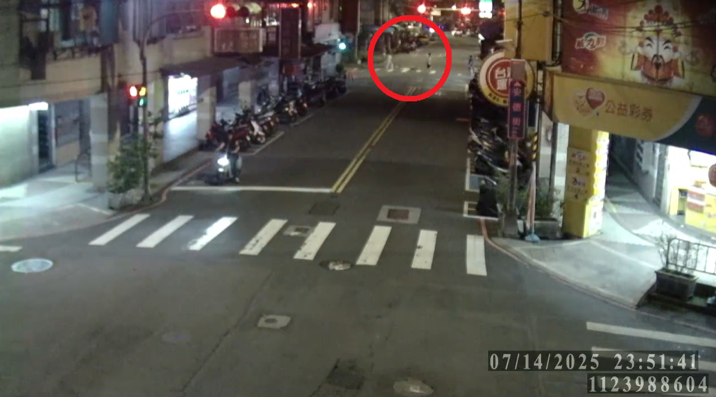 ▲洪男犯案時，正巧被下班路過員警目睹。（翻攝畫面）