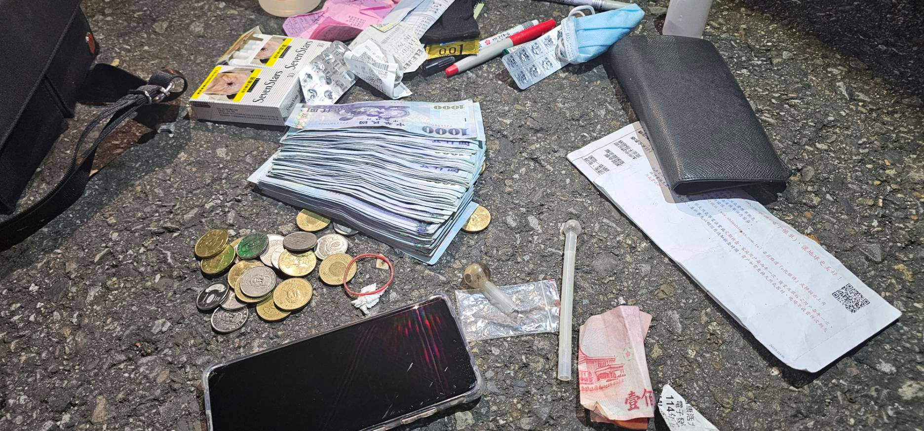 ▲警方在洪男身上起出搶奪所得現金10萬9000元、作案工具及毒品安非他命吸食器等證物。（翻攝畫面）