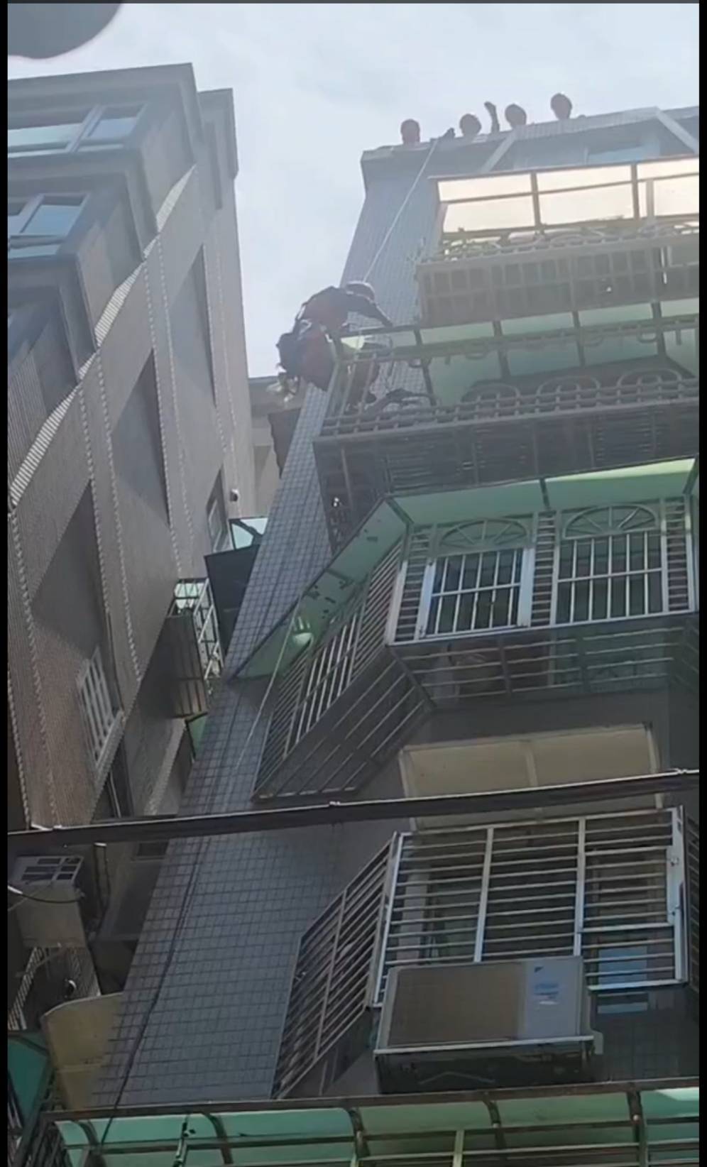 ▲新北市淡水區今（15）日中午驚傳墜樓意外。（翻攝畫面）
