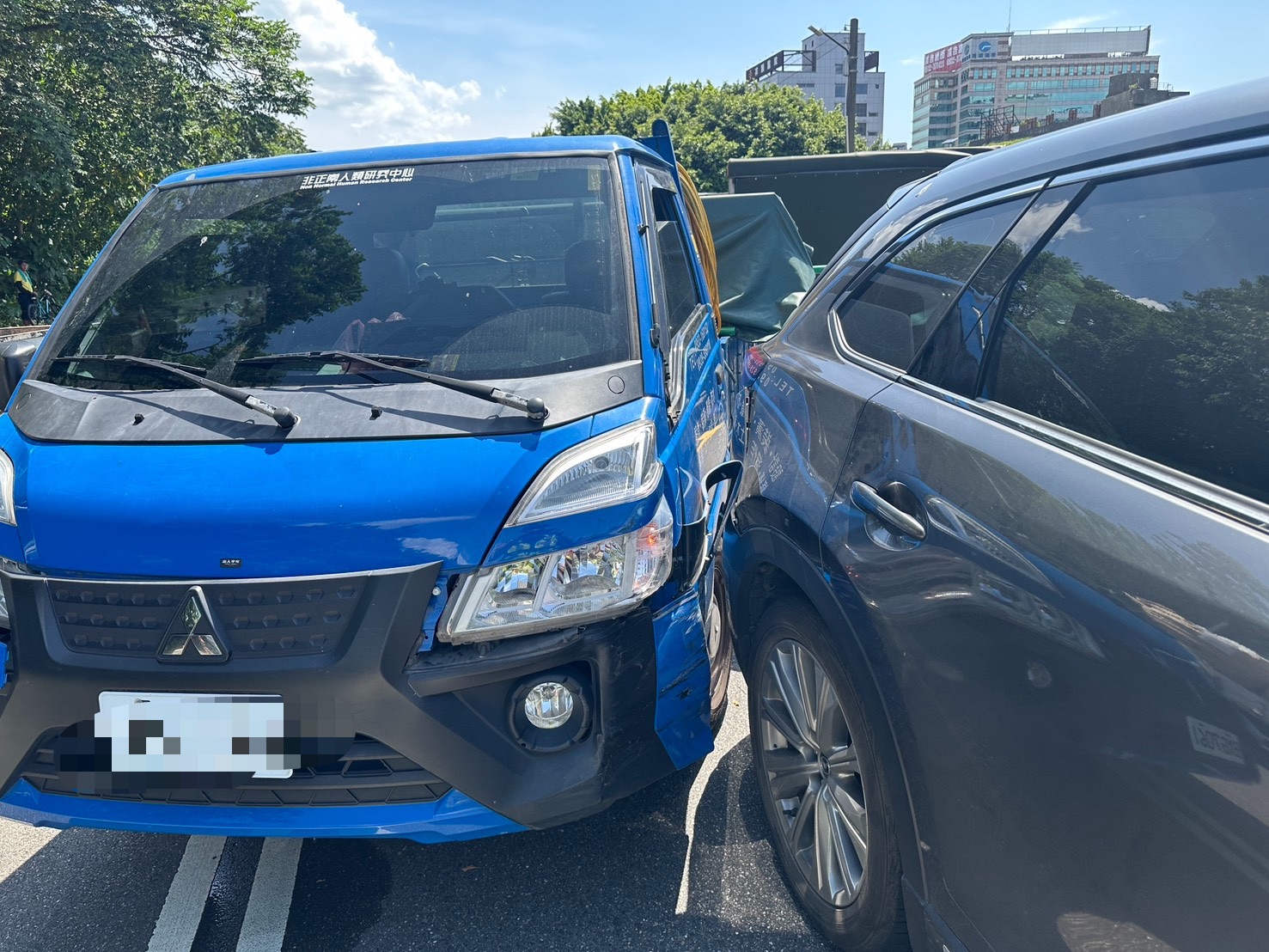 ▲藍色小貨車遭追尾後推撞波及前方小貨車及休旅車。（翻攝畫面）