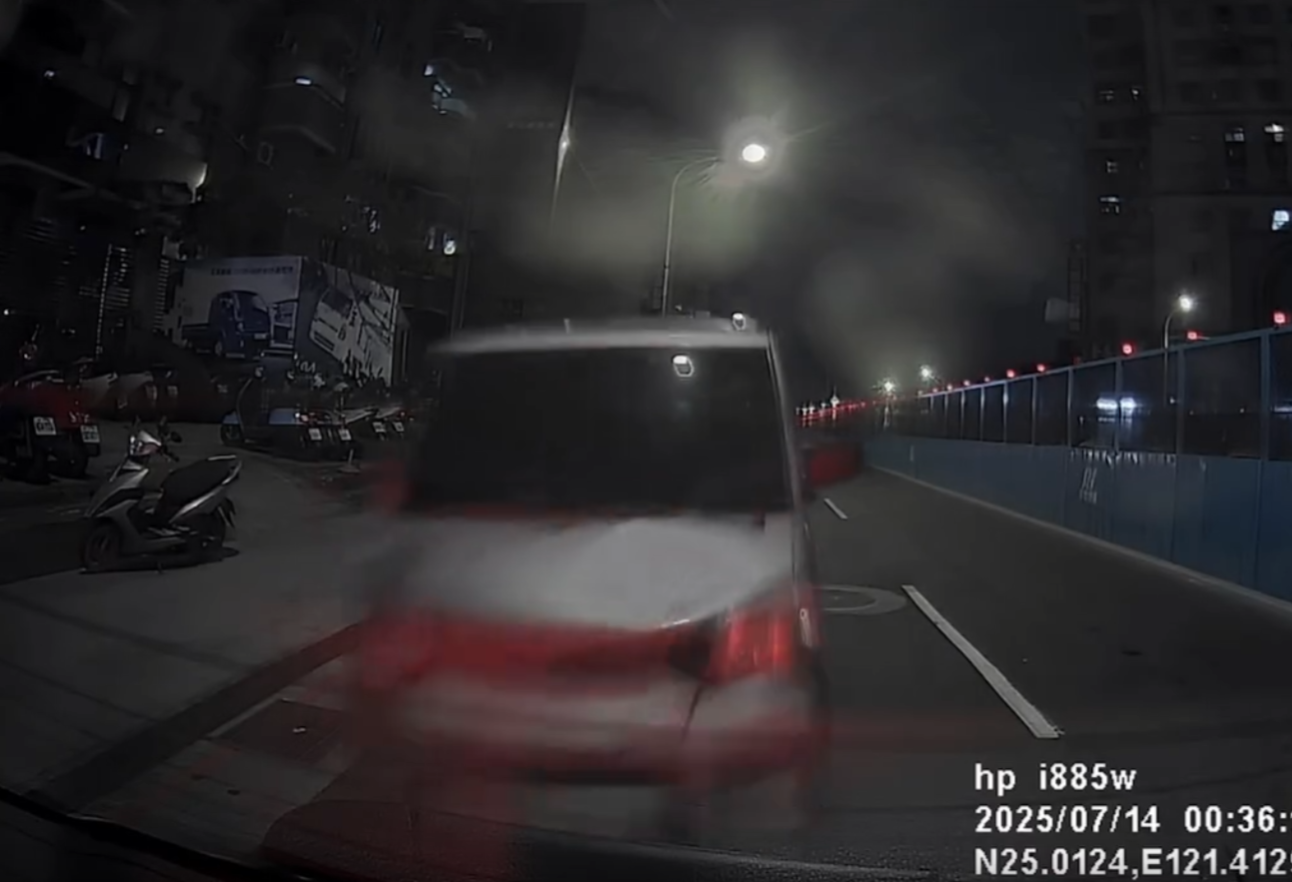▲遭撞多元計程車的行車紀錄器錄下整起事故過程。（翻攝畫面）