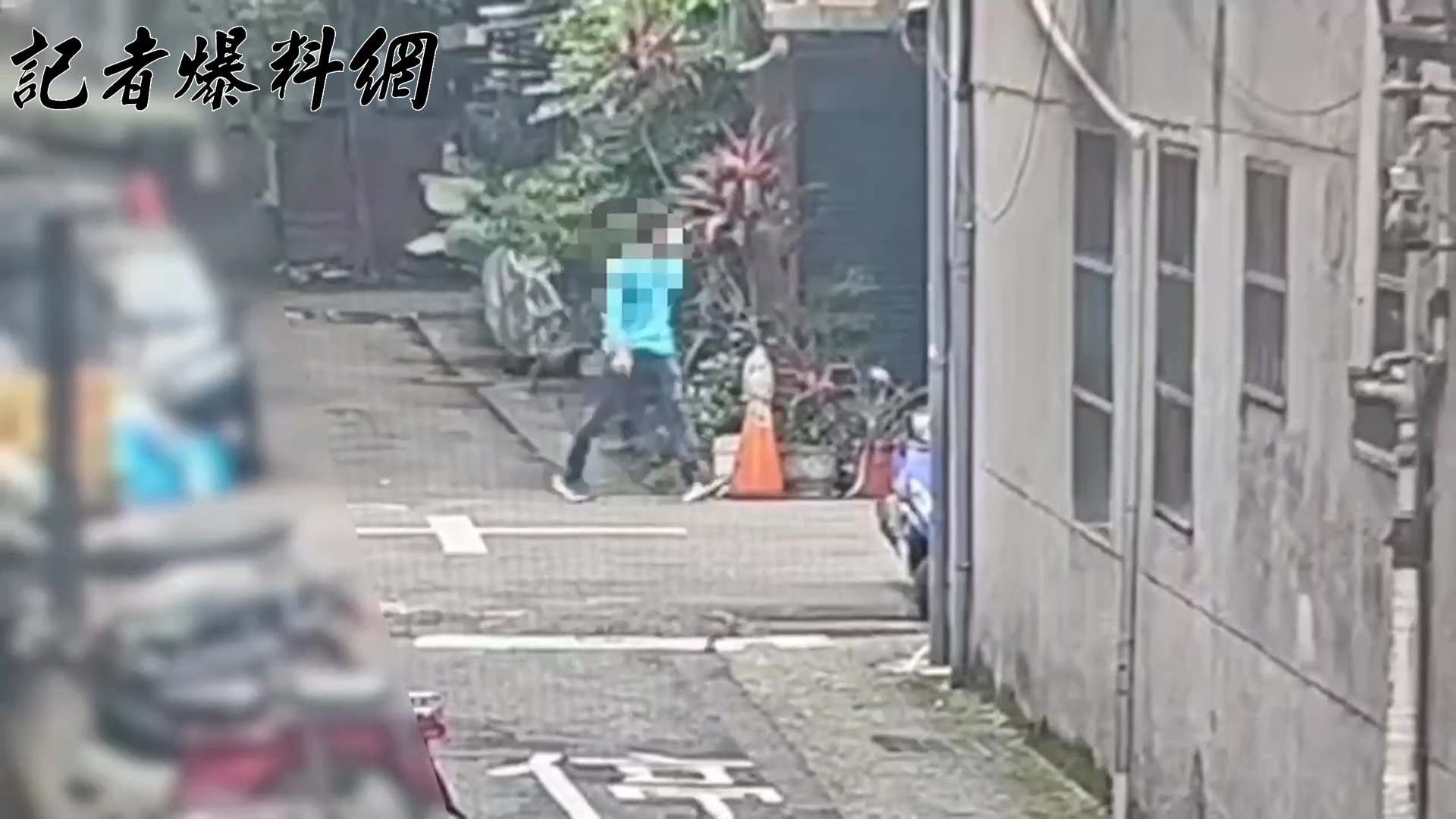 ▲殷男犯案得手後準備離去。（翻攝畫面）