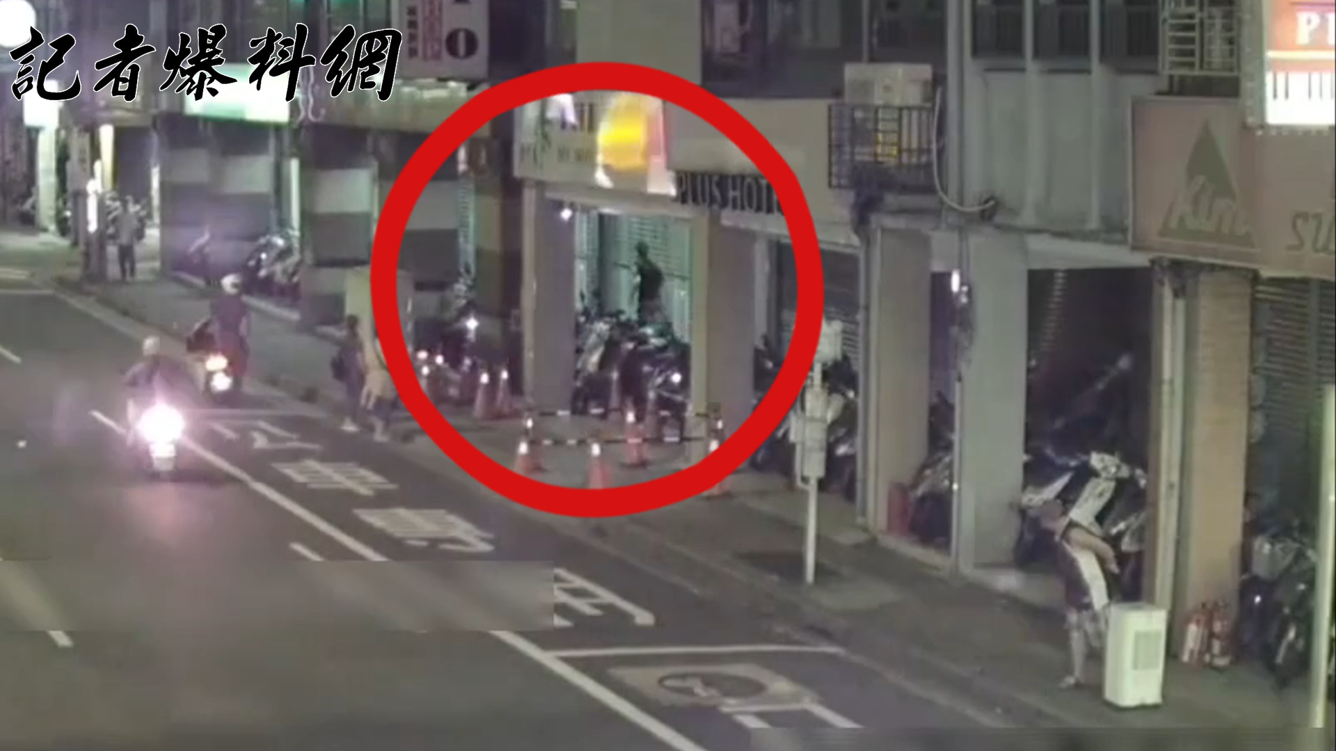 ▲梅男帶著女友逛街，一見員警靠近卻拔腿就跑，當街上演「警匪追逐戰」。（翻攝畫面）