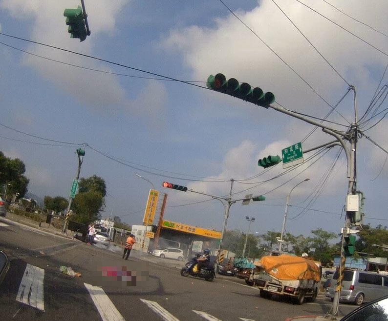 ▲沈女連人帶車倒地後被推行近20公尺，再遭車輛輾過，當場失去生命跡象，雖經緊急送醫搶救，仍因傷勢過重，家屬同意放棄急救後宣告不治。（翻攝自THREADS《alleyesonrich》）
