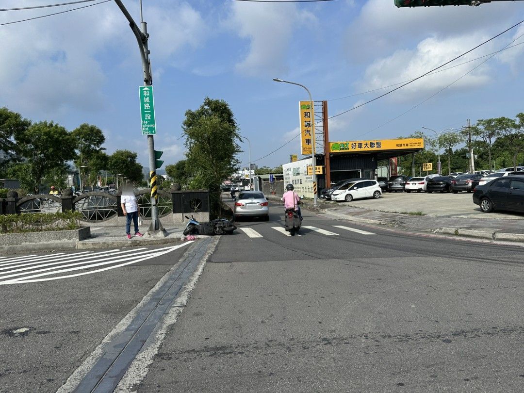▲▲沈女連人帶車倒地後被推行近20公尺，再遭車輛輾過，當場失去生命跡象，雖經緊急送醫搶救，仍因傷勢過重，家屬同意放棄急救後宣告不治。（翻攝畫面）