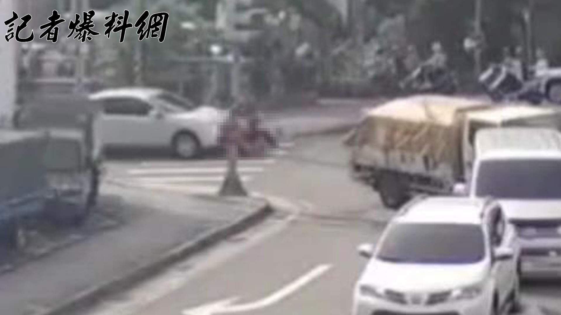 新北市中和區連城路、和城路口，今（16）日上午8時許發生1起死亡車禍。(翻攝畫面)