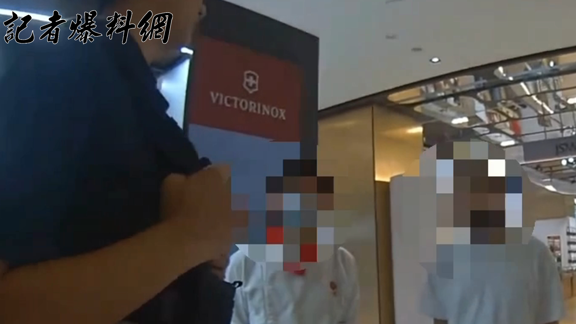 ▲警方到場了解情形，告知廚師陳男動手非理性行為。（翻攝畫面）