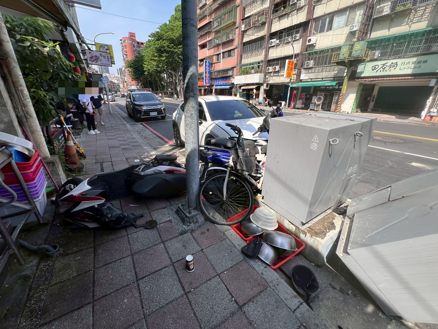 ▲57歲黃姓女子駕駛LEXUS UX小型休旅車行經集美街時疑似恍神，連撞2輛停放機車後撞上台電變電箱，造成周邊住家與商家43戶停電，交通號誌一度失靈。（翻攝畫面）
