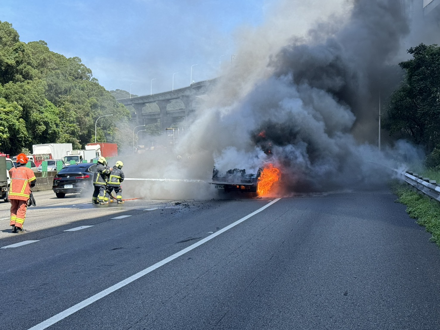 ▲】國道1號南向38.5K處林口路段，今（18）日上午9時許發生1起小貨車行駛中起火燃燒事故。(翻攝畫面)