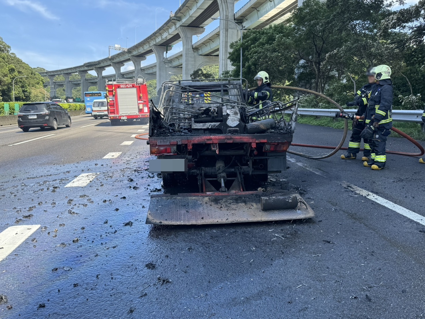 ▲消防人員獲報趕抵，到場撲滅火勢後，小貨車只燒剩骨架。(翻攝畫面)