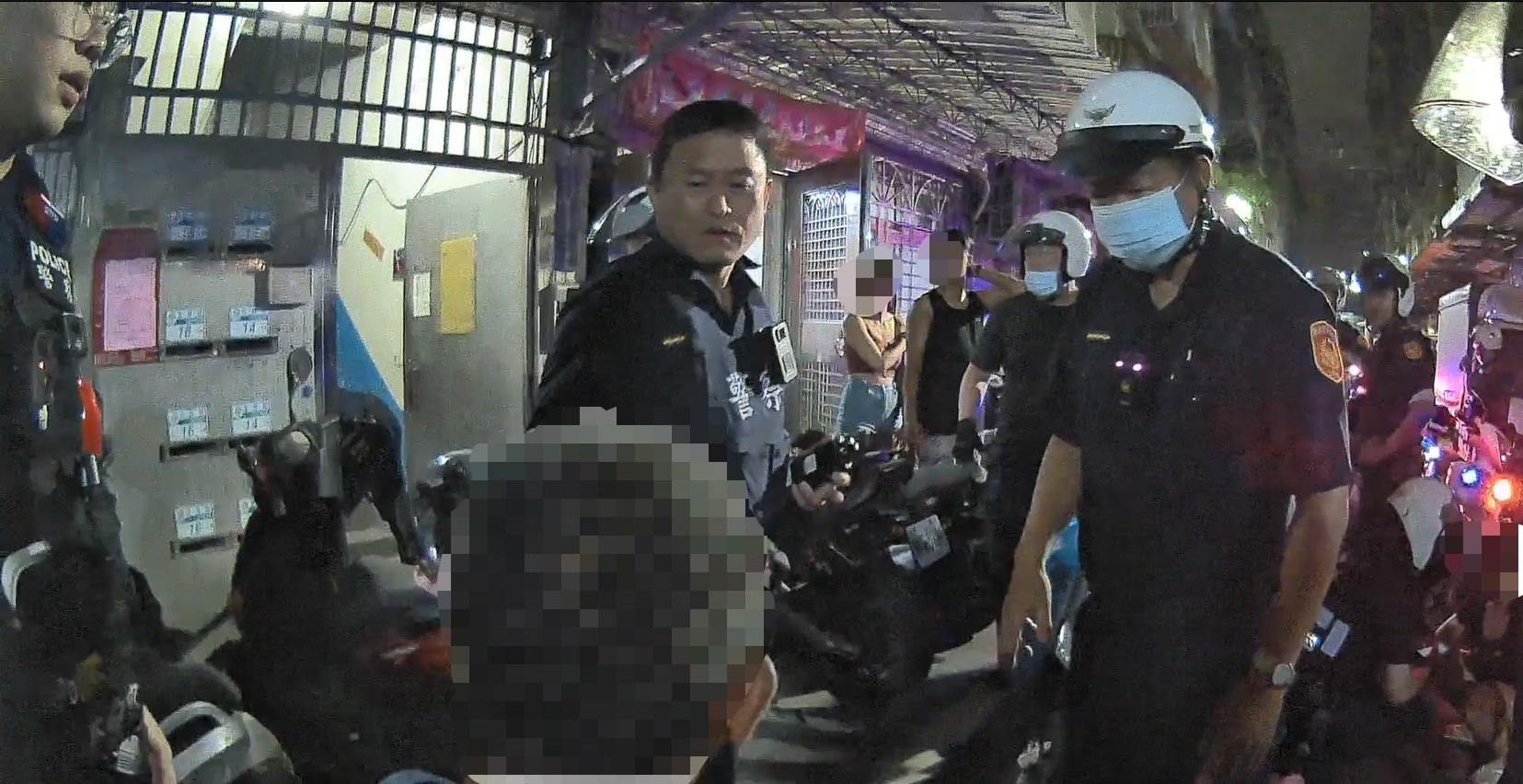 ▲蘆洲警分局接獲報案後立即啟動快打部隊，派遣15名警力趕抵現場。（翻攝畫面）