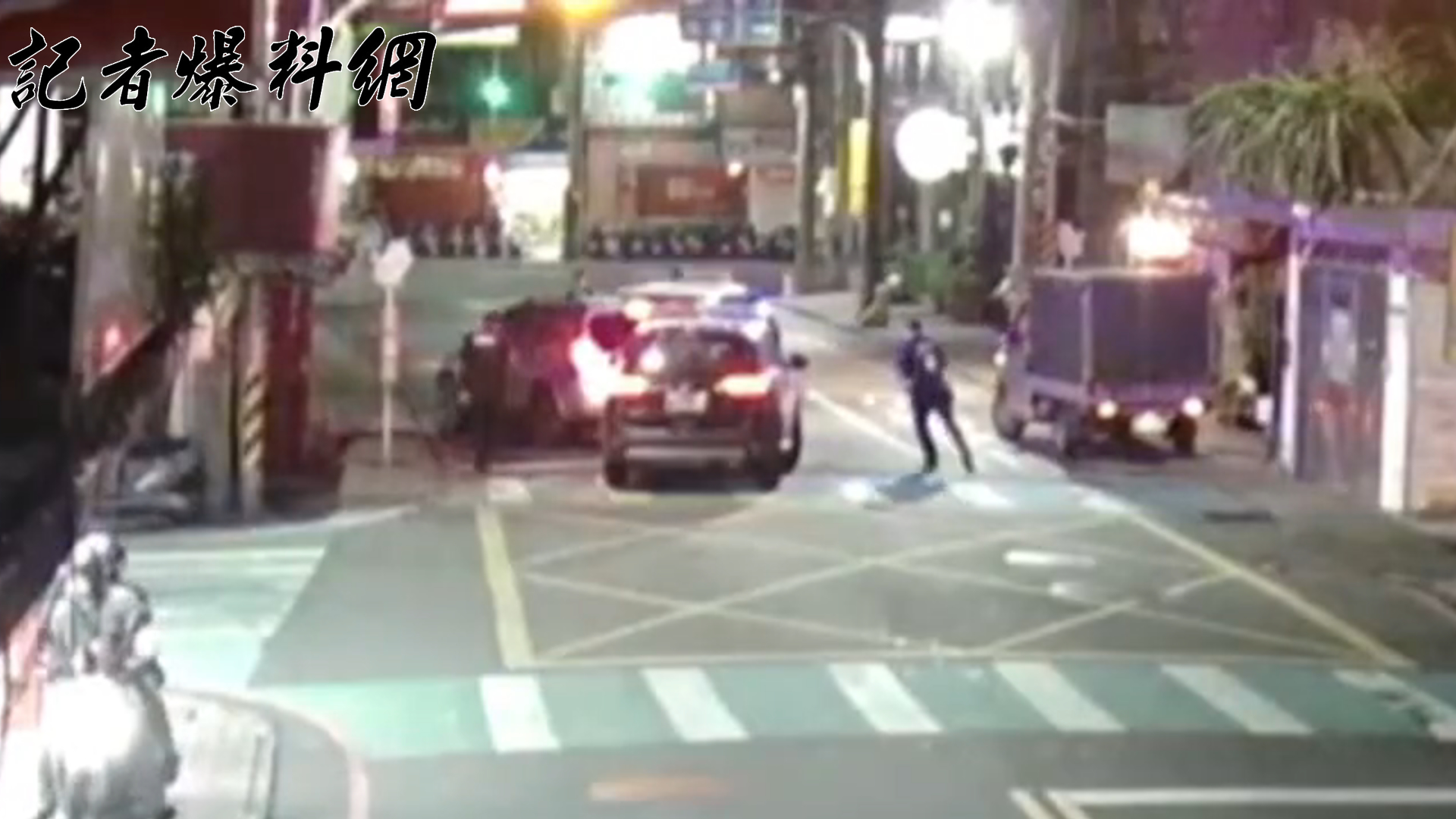 ▲▼警方果斷於汐萬路、中正路口佈下「口袋戰術」,成功包圍攔停廖男。(翻攝畫面)