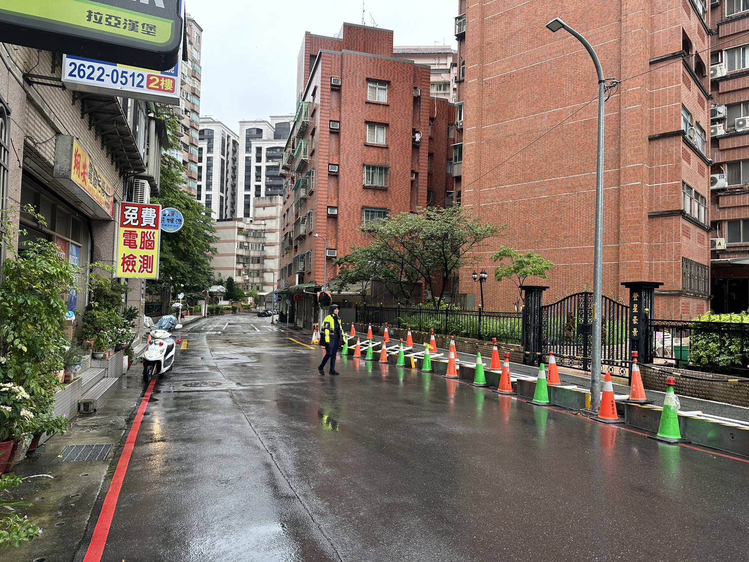 ▲淡水警分局水碓派出所立即派遣線上警力趕赴現場，協助進行交通疏導與管制。（翻攝畫面）