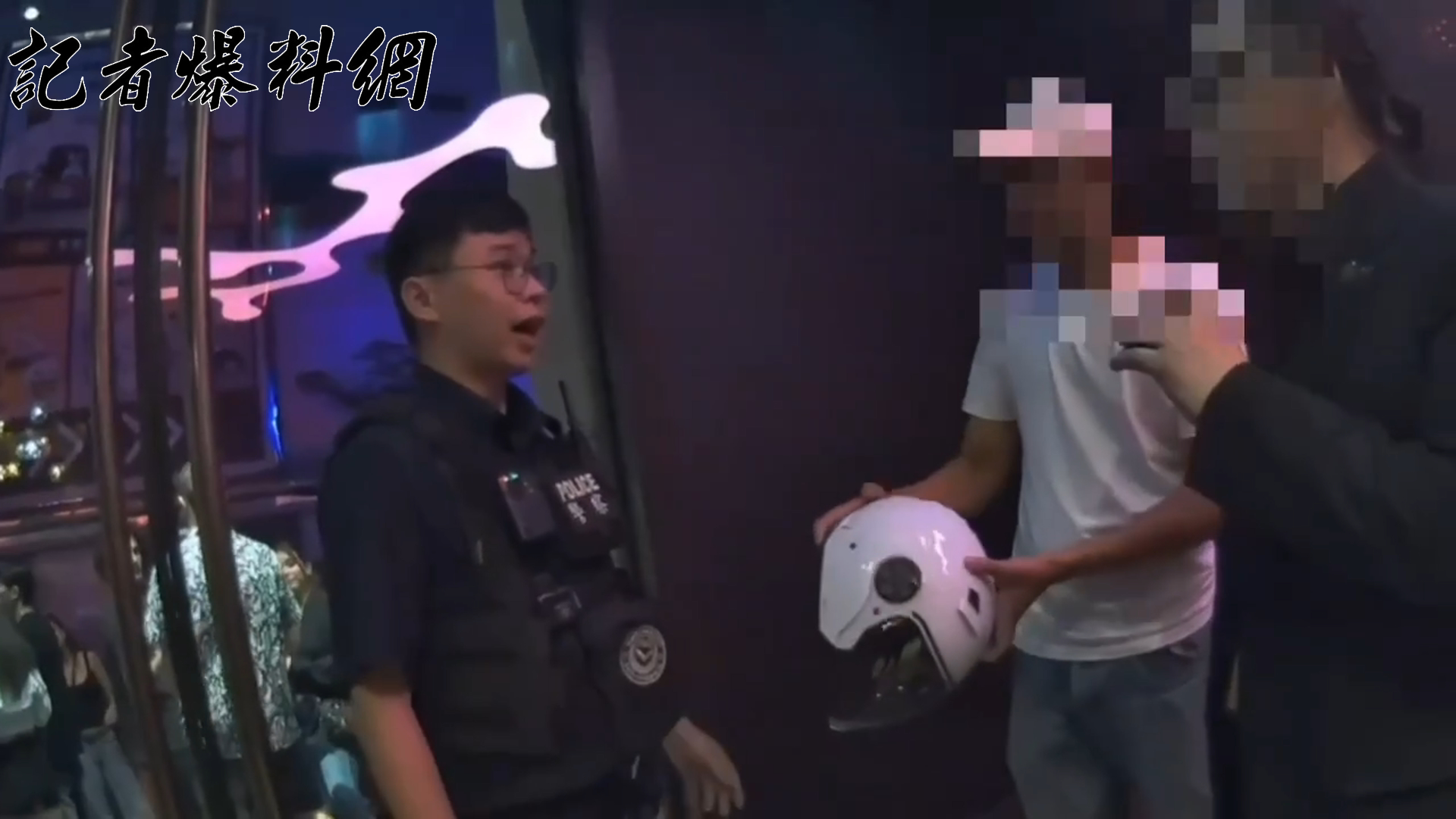 ▲1名23歲來台就學的法國籍男學生，日前清晨前往信義區夜店玩樂時，竟在大樓外竊取停放警用機車上的安全帽帶進夜店狂歡。（翻攝畫面）