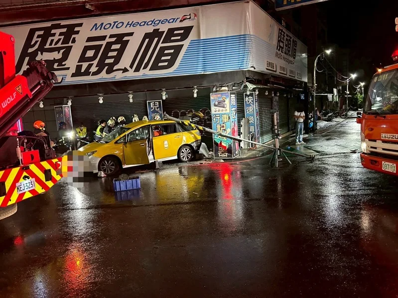 ▲新北市新莊區中正路、中港路口，今（22）日凌晨0時許發生1起重大車禍。（翻攝畫面）