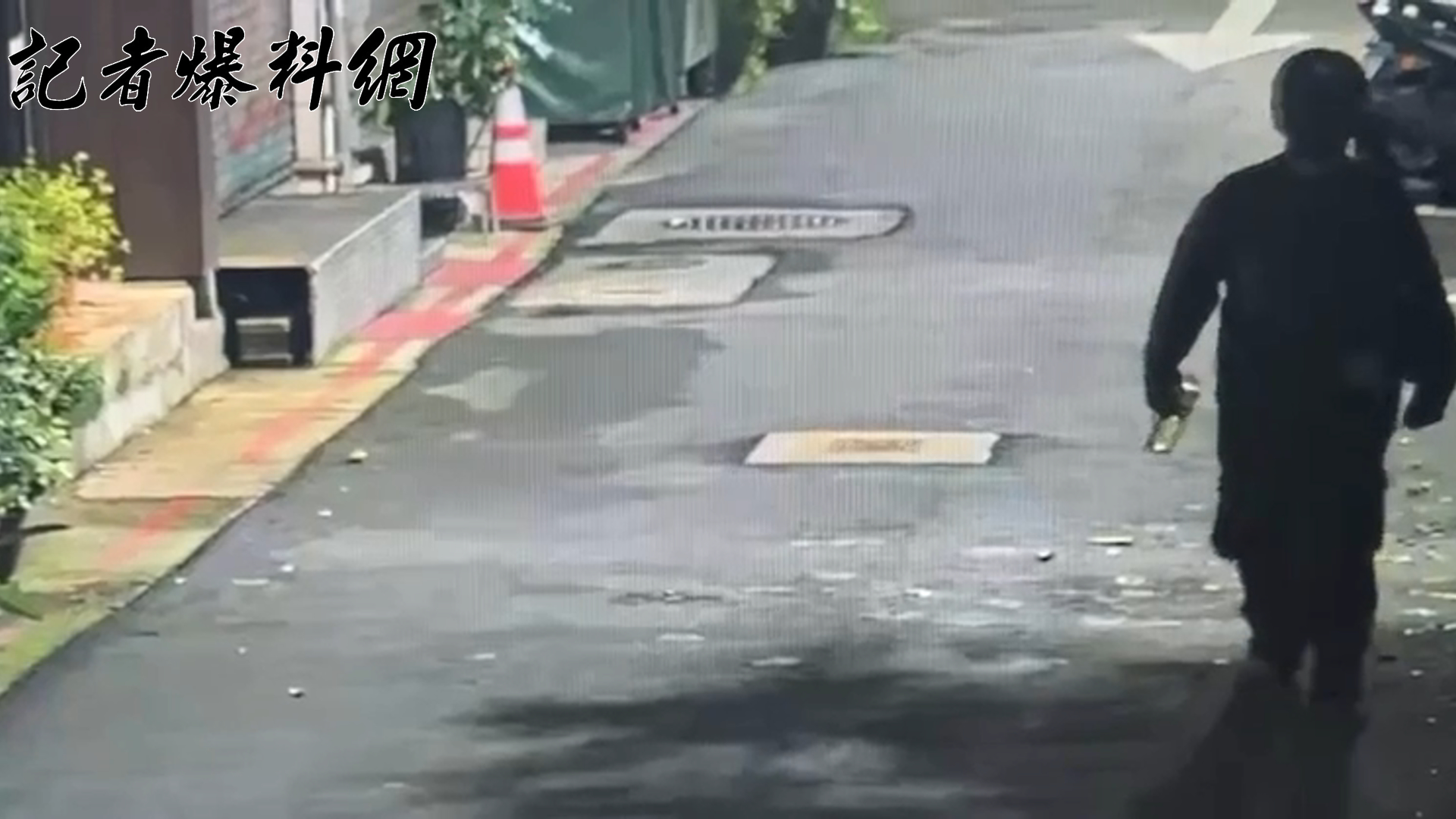 ▲陳男更換開汽車至北市延吉街，手持汽油步行前往忠孝東路四段223巷。（翻攝畫面）