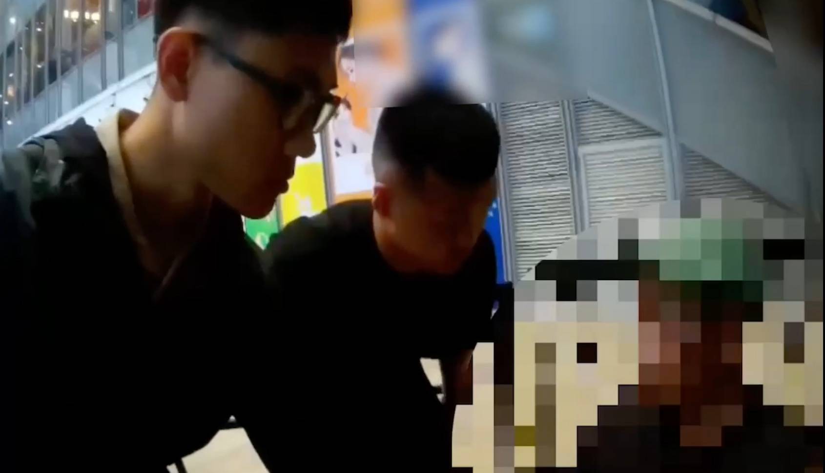 ▲專案小組鎖定楊嫌行蹤，前往台中市某購物中心展開圍捕行動。楊嫌雖一度試圖逃逸，但仍在警方層層包圍下被壓制逮捕，狼狽落網。（翻攝畫面）