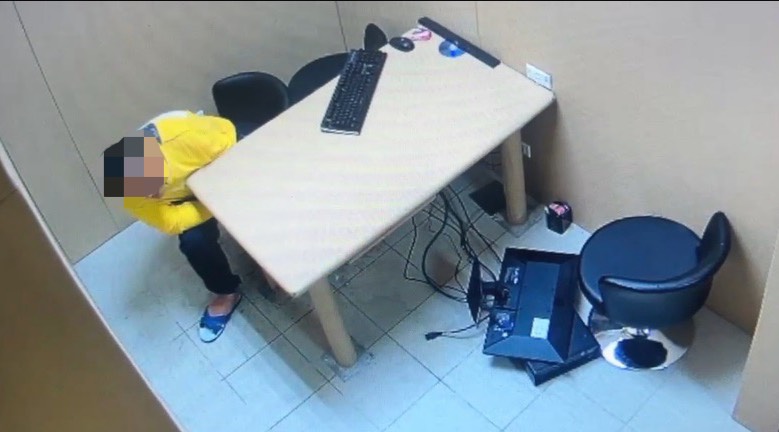 ▲酒醉趙男遭轄區員警帶回管束，即便已經雙手上銬仍不安份，趁機伸腳勾倒偵訊室內的電腦螢幕及主機，並多次踩踏造成螢幕破裂無法使用。（翻攝畫面）