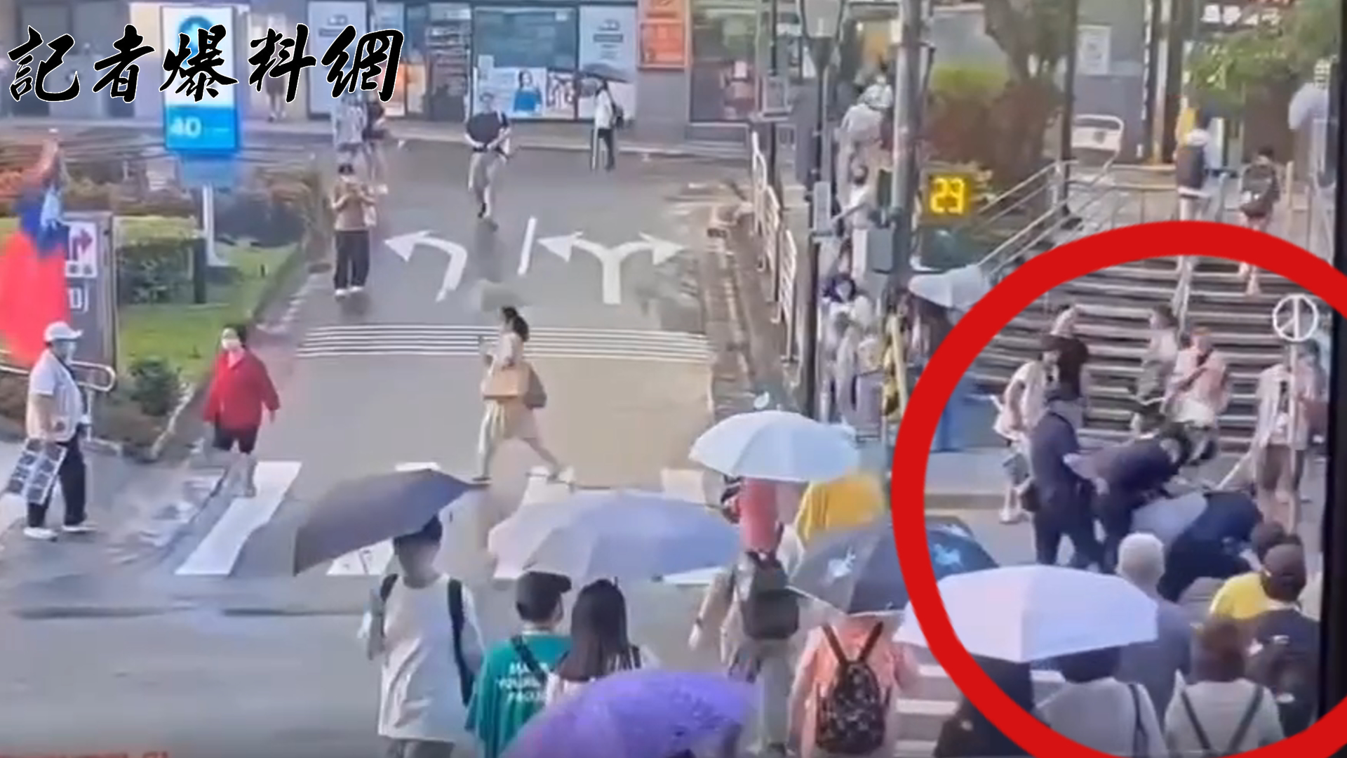 ▲50歲林姓男子在捷運萬芳醫院站外對罷免團體「文山退葆」叫囂、毀損看板，情緒失控下甚至出手攻擊維安員警，當場遭壓制逮捕。（翻攝畫面）