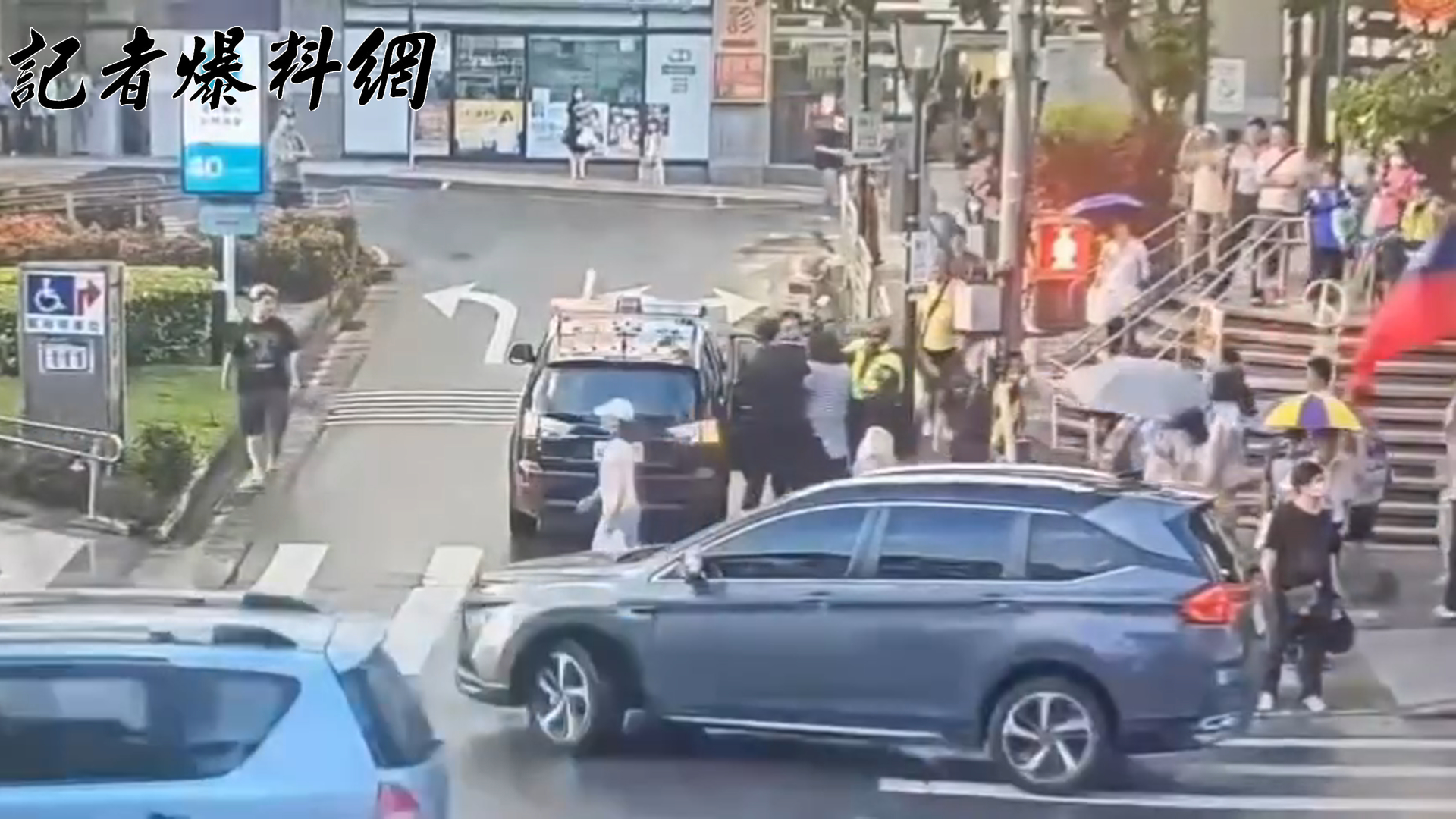 ▲警方依現行犯逮捕程序帶回興隆派出所，訊後將依違反《公職人員選舉罷免法》與妨害公務罪嫌移送偵辦。（翻攝畫面）