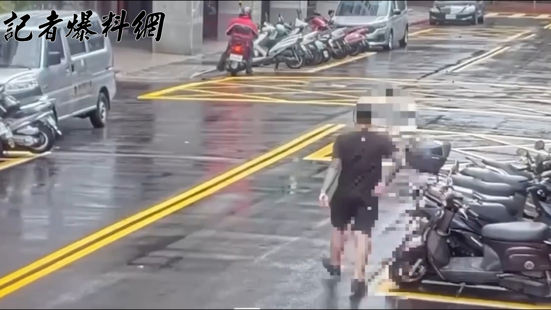 ▲40歲邱姓男子佯裝買手機，趁店員低頭計算金額時，迅速將1支二手iPhone 13 Pro放入口袋後逃逸。(翻攝畫面)