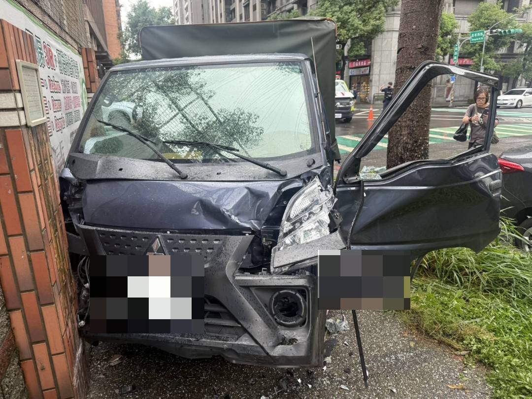 ▲53歲陳姓男子駕駛小貨車，碰撞救護車後失控又撞上建物才停下。(翻攝畫面)