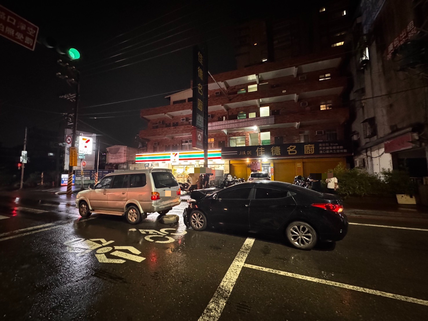 ▲38歲詹姓男子駕駛黑色轎車，疑似未保持行車安全距離，追撞前方由35歲李姓男子駕駛、見紅燈欲減速停等的廂型車。（翻攝畫面）