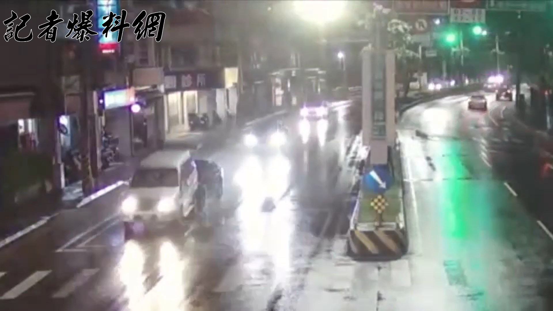 ▲新北市八里區龍米路一段、頂寮三街口，昨（25）日深夜23時許發生1起追撞車禍。（翻攝畫面）