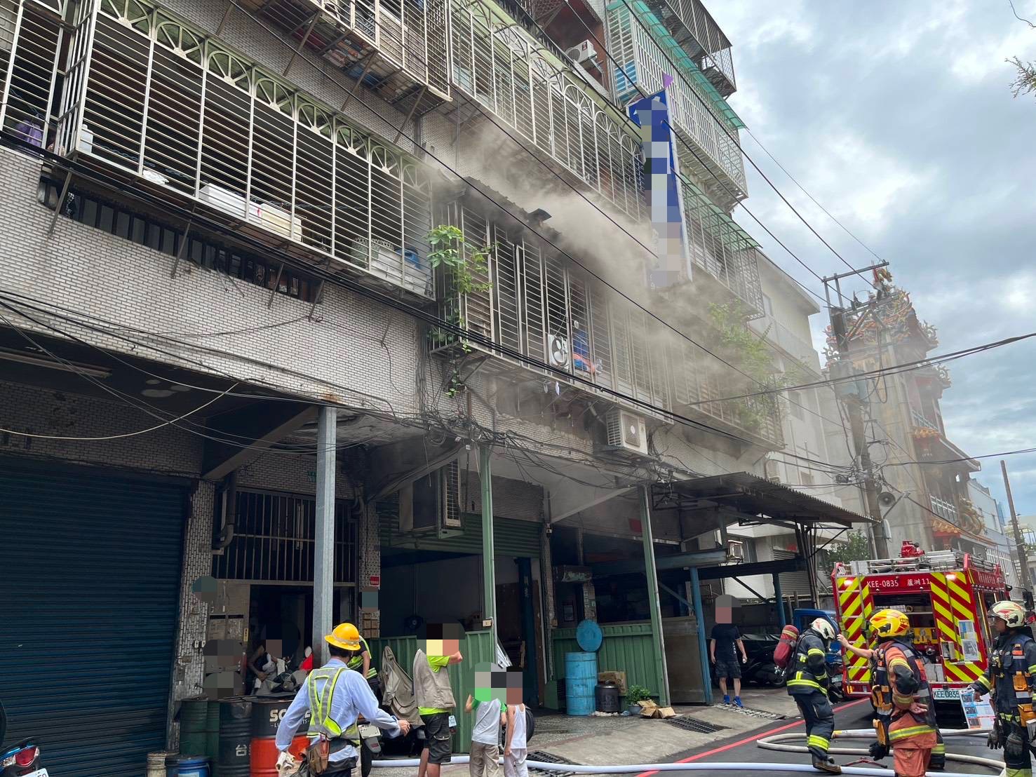▲新北市三重區中正北路560巷一處成衣工廠，今（26）日上午11時許發生火警。（翻攝畫面）