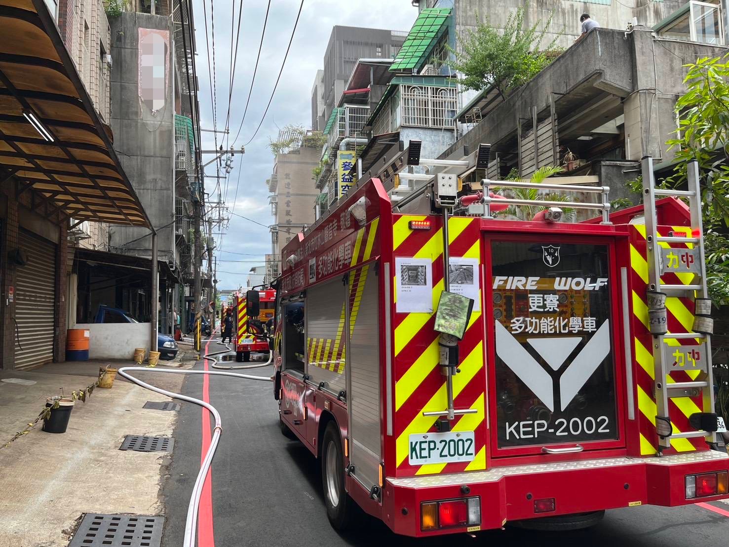 ▲新北市消防局勤務中心接獲通報後，立即派遣第三大隊、第二中隊共10個分隊，出動23輛消防車及62名消防人員前往灌救。（翻攝畫面）