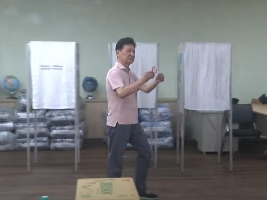 ​▲前中廣董事長趙少康在完成圈選後，當場「亮票」給媒體拍攝，引發爭議。（翻攝畫面）