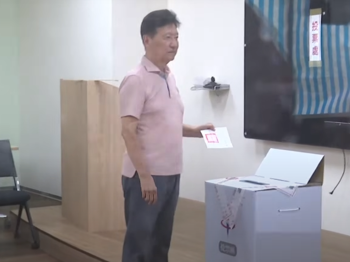 ▲前中廣董事長趙少康在完成圈選後，當場「亮票」給媒體拍攝，引發爭議。（翻攝畫面）