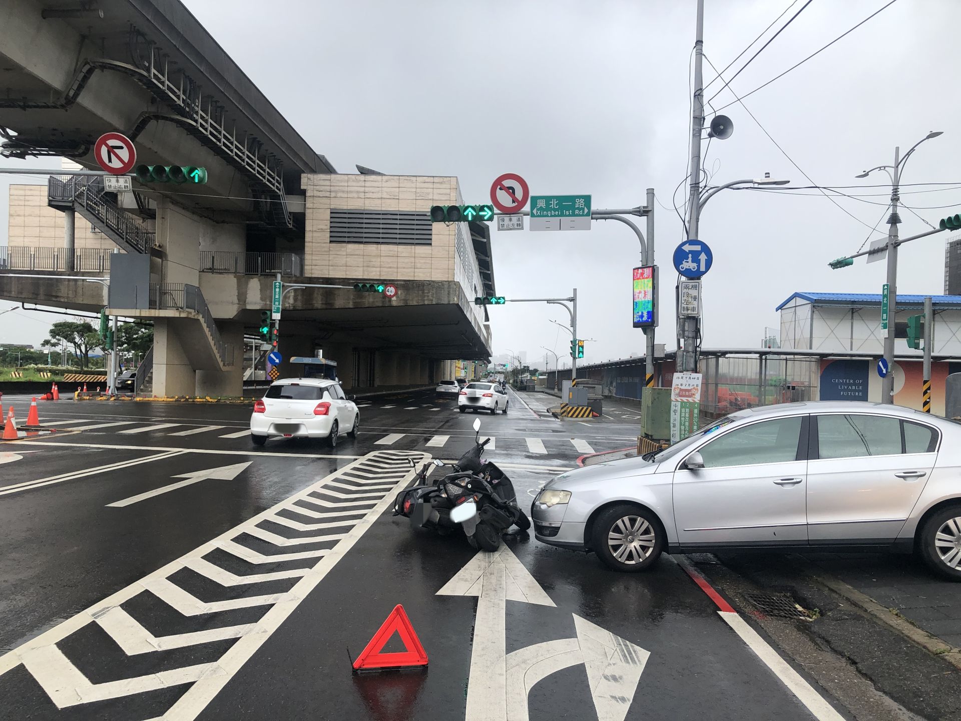 ▲桃園市中壢區昨（25）日上午8時許，在中豐北路一段發生1起因停車不慎導致的交通事故。(翻攝畫面)