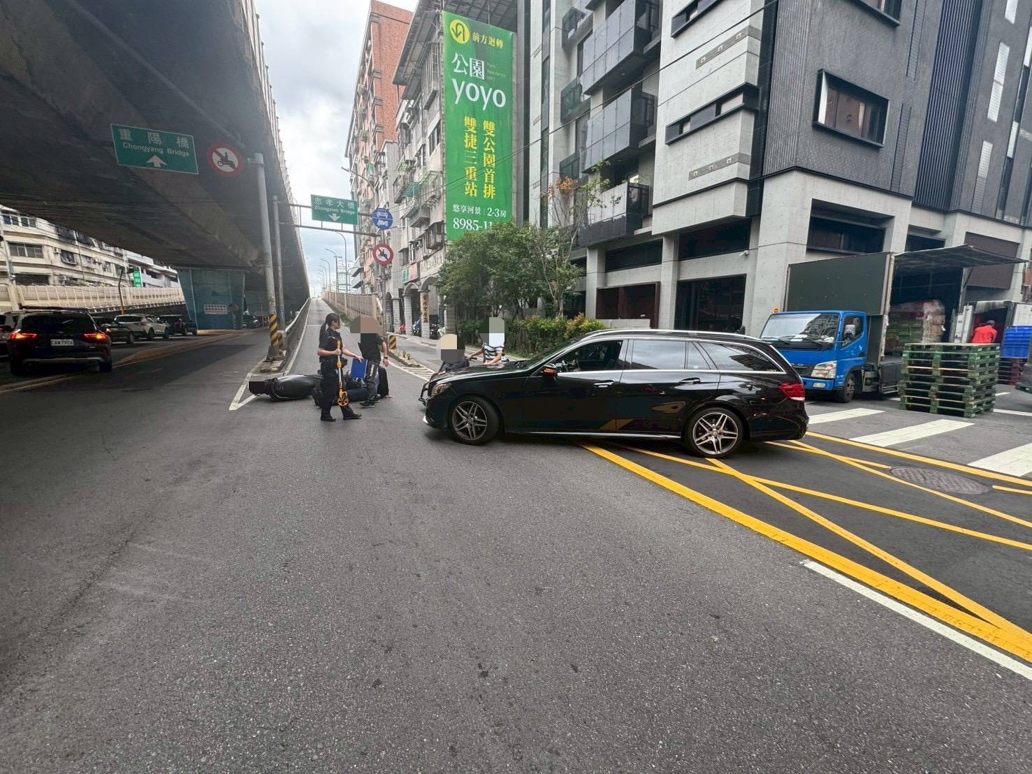 ▲王翁因行動不便，須由副駕駛座的看護推出輪椅，協助其下車後再推著輪椅上前關心受傷騎士。(翻攝畫面)