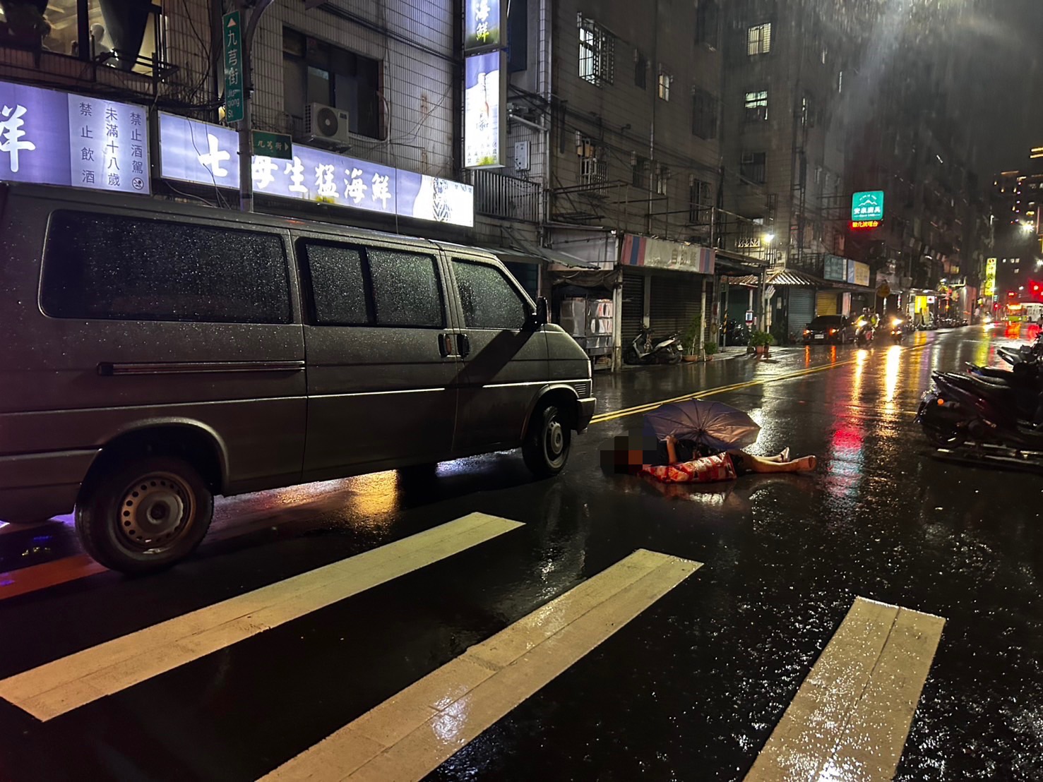 ▲肇事男子在下車觀察幾秒後，隨即移動至騎樓躲避，之後快步離開現場，留下車輛棄置路邊。（翻攝畫面）