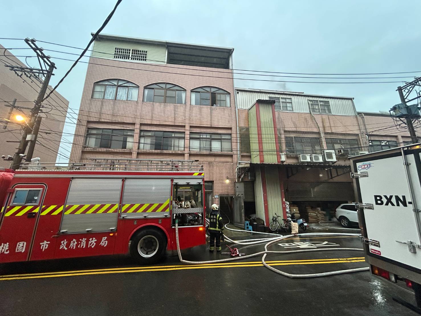 ▲消防人員抵達後，立即展開滅火行動。火勢於清晨6時15分成功控制，並在上午7時45分完全撲滅。（翻攝畫面）