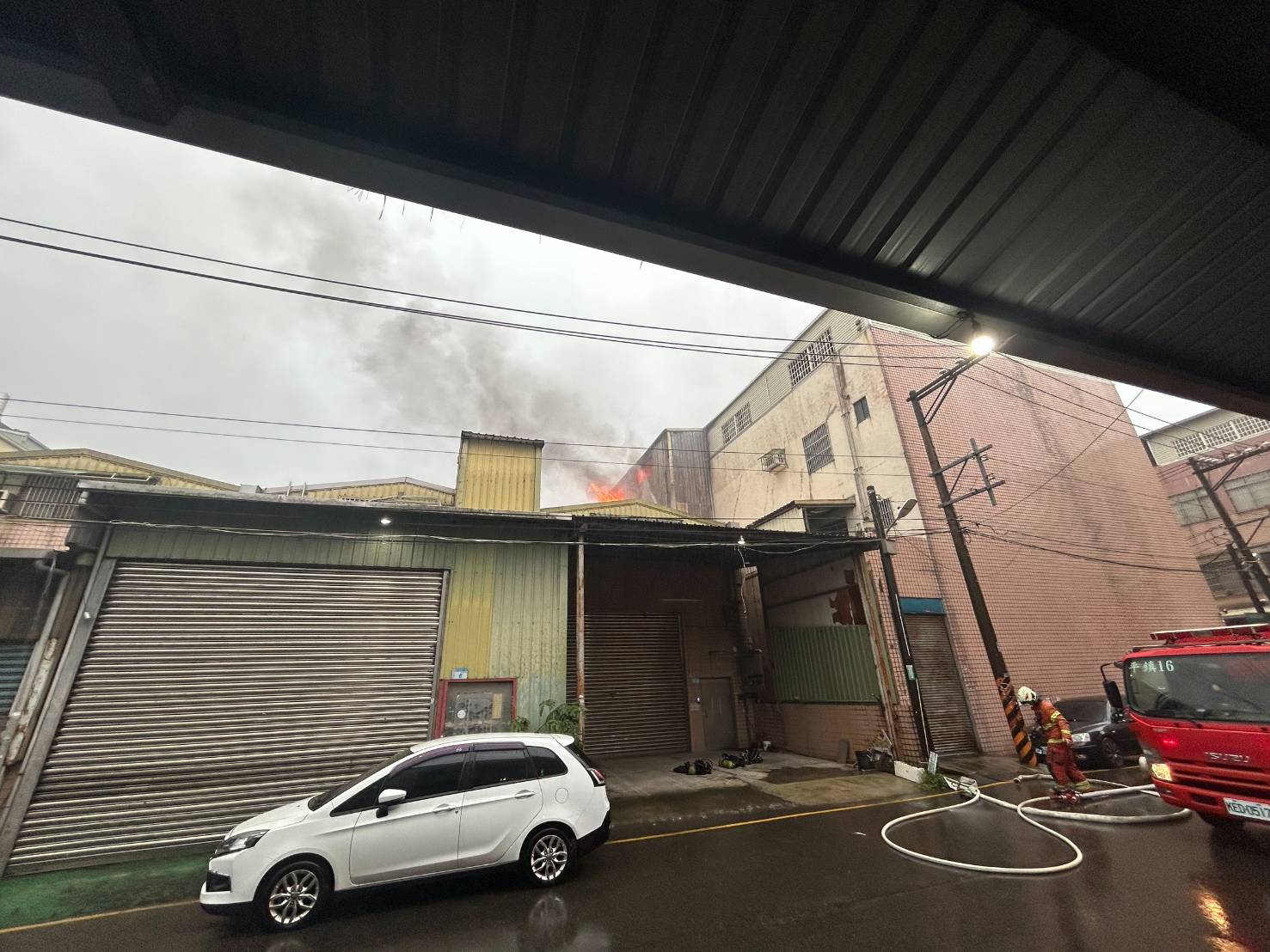 ▲桃園市平鎮區平東路一段1間工廠，今（29）日清晨5時許驚傳火警！（翻攝畫面）