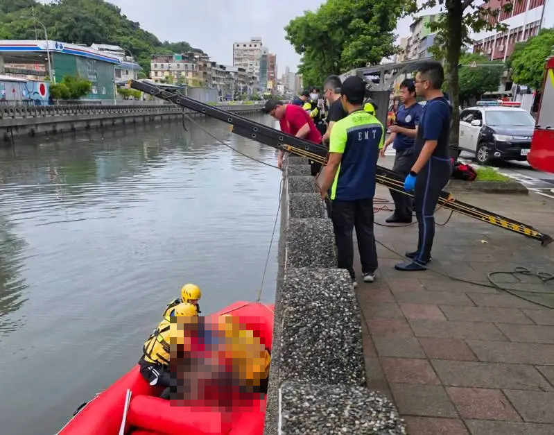 ▲基隆市田寮河今（29）日清晨驚傳浮屍案。（翻攝畫面）