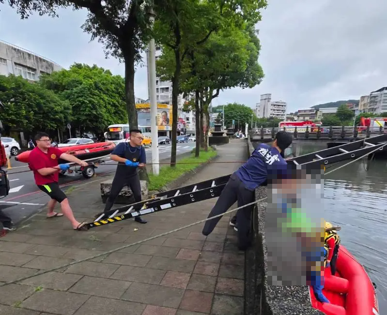 ▲基隆市田寮河今（29）日清晨驚傳浮屍案。（翻攝畫面）
