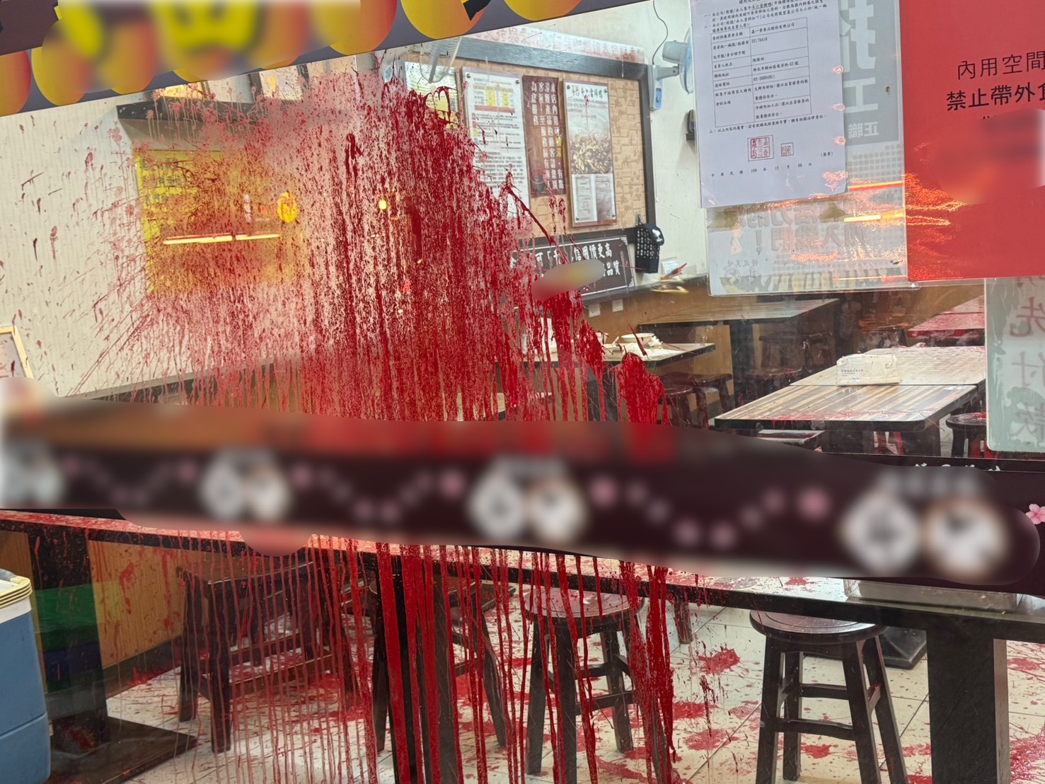 ▲新北市樹林區及新莊區1家知名當歸鴨連鎖店，昨（4）日晚間23時許，接連遭人持紅色油漆潑灑。（翻攝畫面）
