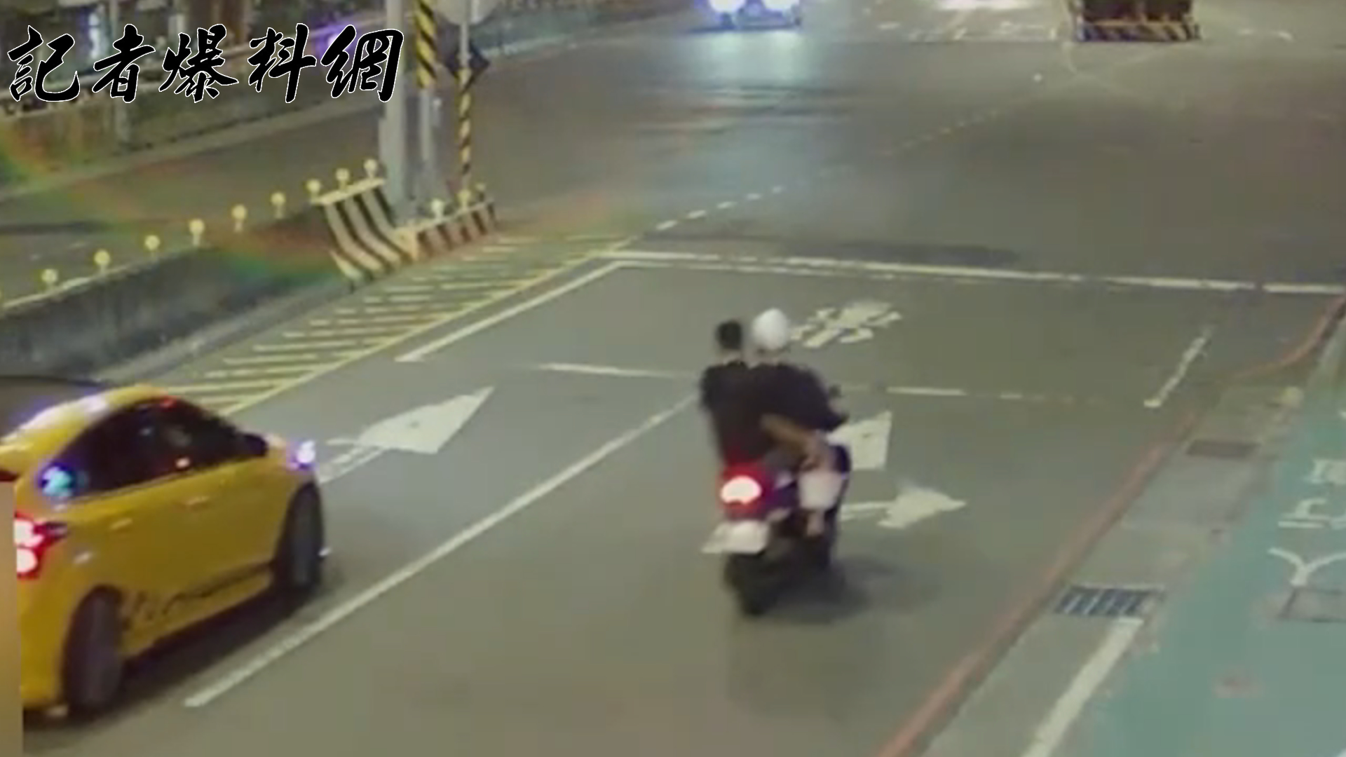 ▲江男騎車載送手持紅色油漆桶的林男前往犯案。（翻攝畫面）