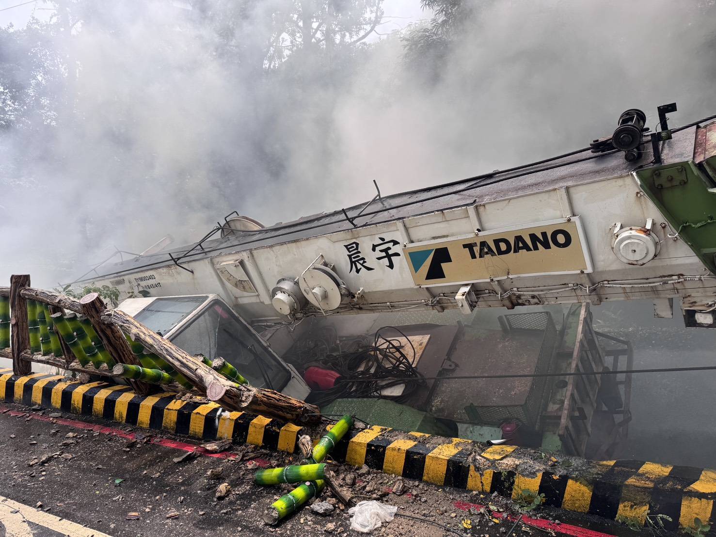 ▲台北市北投區溫泉路、中山路口今（6）日中午12時許發生1起驚險的大型吊車翻覆意外。（翻攝畫面）