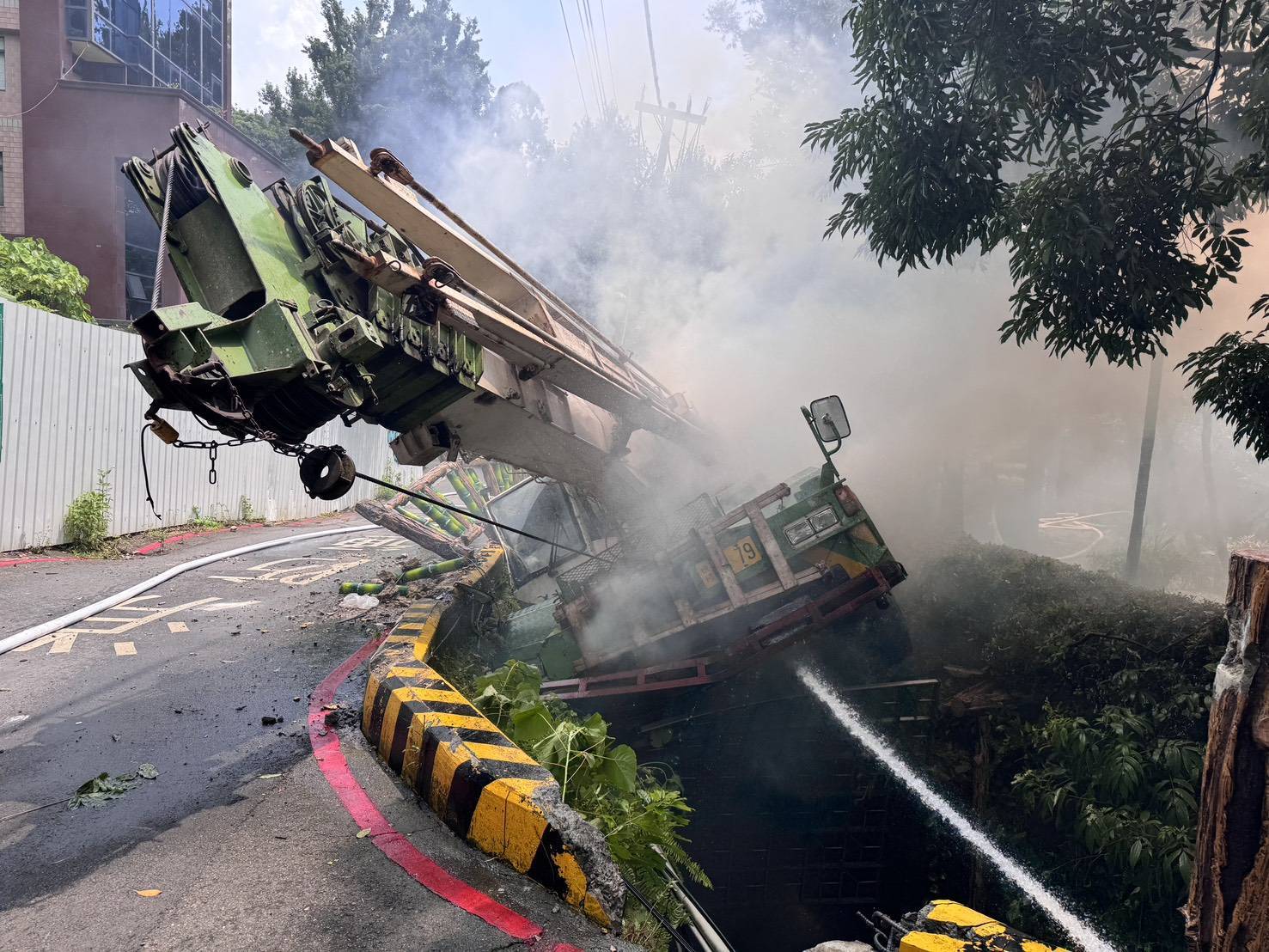 ▲台北市北投區溫泉路、中山路口今（6）日中午12時許發生1起驚險的大型吊車翻覆意外。（翻攝畫面）