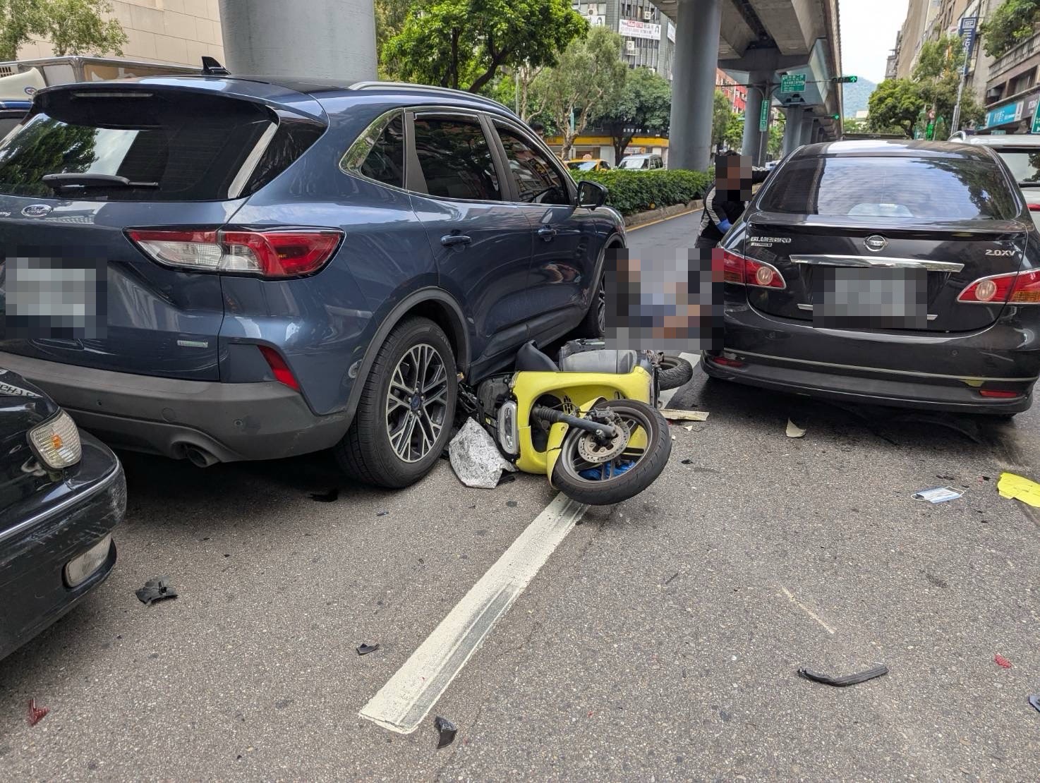 台北市大安區和平東路三段，今（6）日下午13時許發生1起嚴重的7車連環追撞事故。（翻攝畫面）