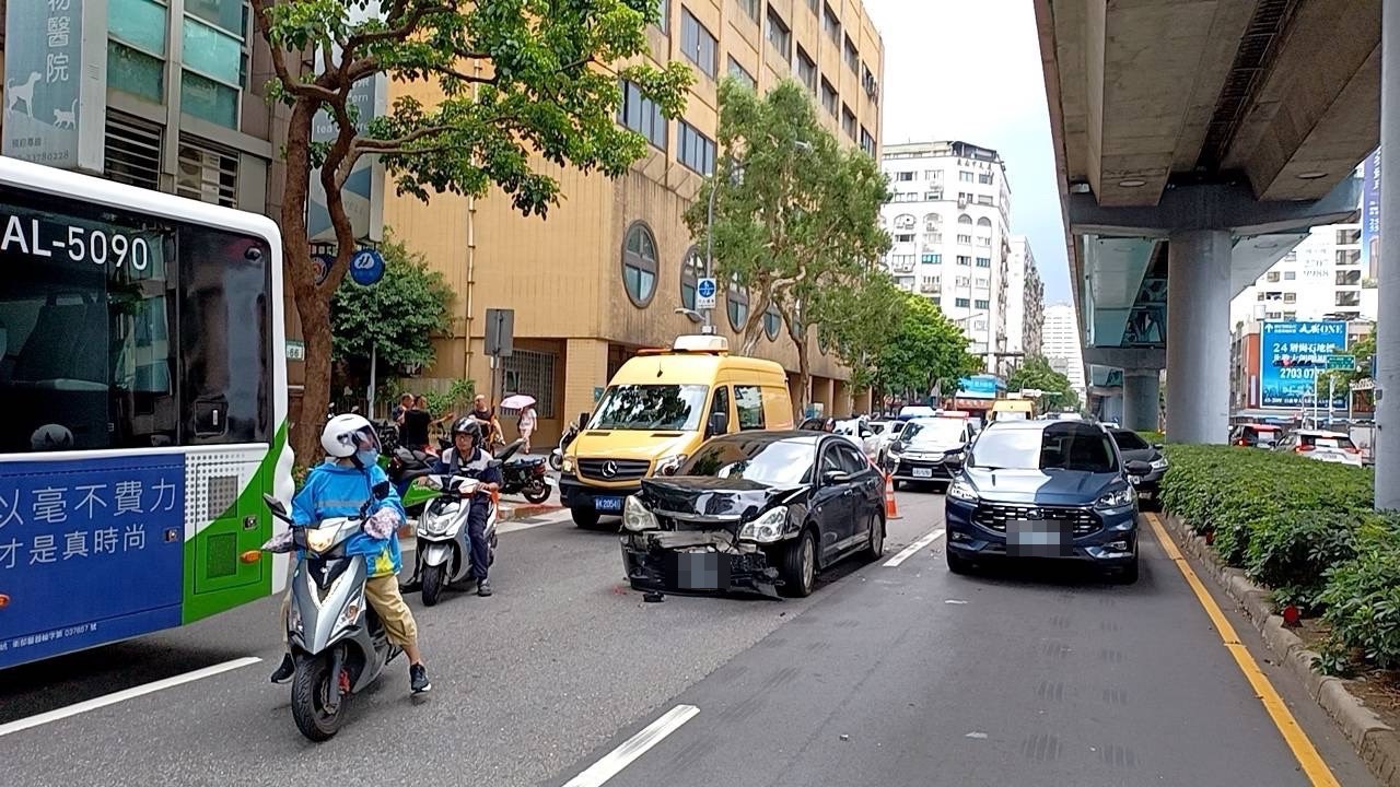 ▲台北市大安區和平東路三段，今（6）日下午13時許發生1起嚴重的7車連環追撞事故。（翻攝畫面）