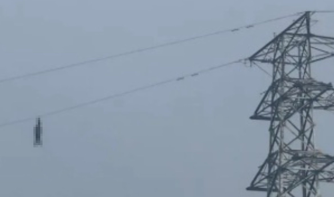 ▲桃園市龜山區今（6）日下午驚傳1起高壓電塔上吊身亡案件。（翻攝畫面）