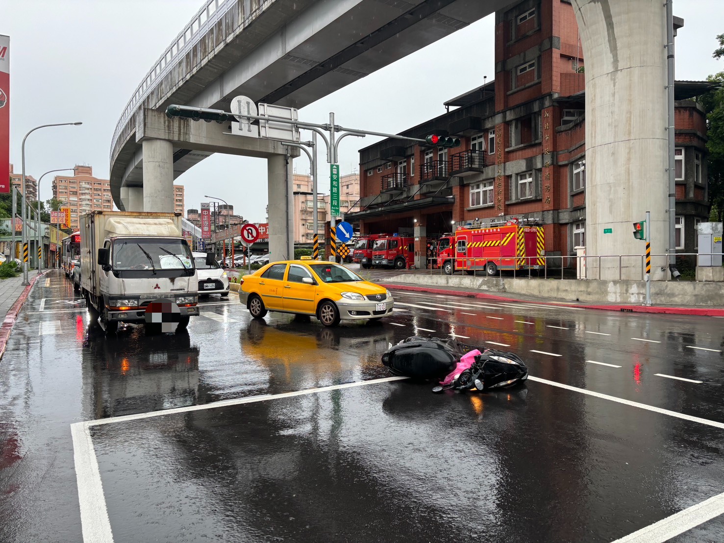 ▲新北市新店區安和路三段、祥和路口，昨（5）日下午16時許發生1起交通事故。(翻攝畫面)