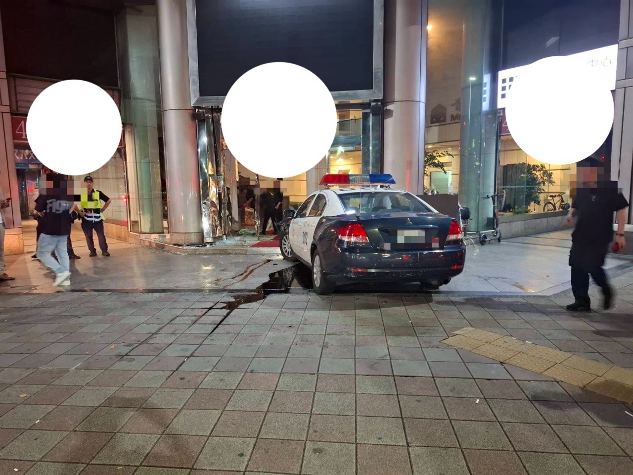 ▲台北市大安區今（7）日凌晨1時許發生1起警車失控衝撞大樓的意外。（翻攝畫面）